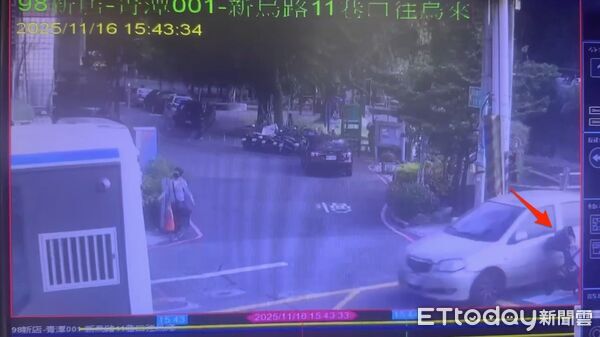 ▲▼監視器拍下新店祖孫2人過馬路時，遭小客車擦撞到嬰兒車             。（圖／記者陳以昇翻攝）