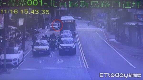 ▲▼監視器拍下新店祖孫2人過馬路時，遭小客車擦撞到嬰兒車             。（圖／記者陳以昇翻攝）