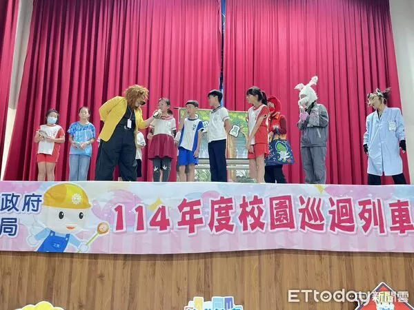 ▲台南市勞工局校園巡迴展演前進佳里國小，劇團帶來生動熱鬧的《快樂森林工坊》。（記者林東良翻攝，下同）