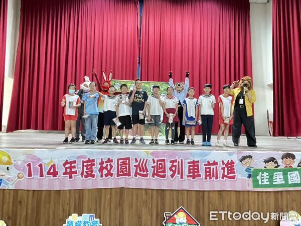 ▲台南市勞工局校園巡迴展演前進佳里國小，劇團帶來生動熱鬧的《快樂森林工坊》。（記者林東良翻攝，下同）