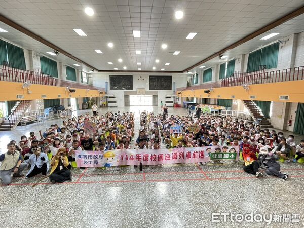 ▲台南市勞工局校園巡迴展演前進佳里國小，劇團帶來生動熱鬧的《快樂森林工坊》。（記者林東良翻攝，下同）