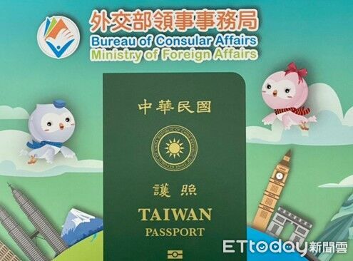 ▲外交部雲嘉南辦事處旅展攤位祭出快閃抽獎活動，獎品為出國來回機票，吸引民眾關注。（記者林東良翻攝，下同）