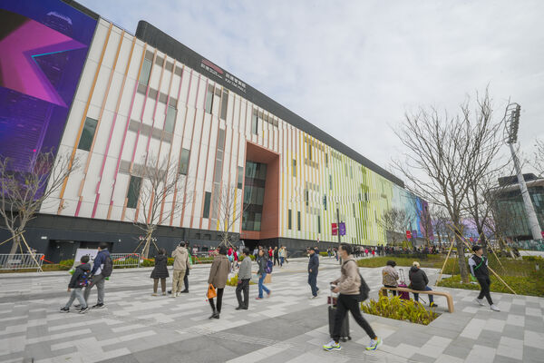 ▲啟德體育園2025年3月開幕，不僅是舉辦大型體育賽事與娛樂活動的首選場地，園內的啟德零售館提供各式美食和娛樂設施。（圖／港旅局提供）