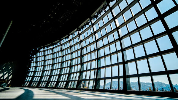 ▲啟德體育園2025年3月開幕，不僅是舉辦大型體育賽事與娛樂活動的首選場地，園內的啟德零售館提供各式美食和娛樂設施。（圖／港旅局提供）