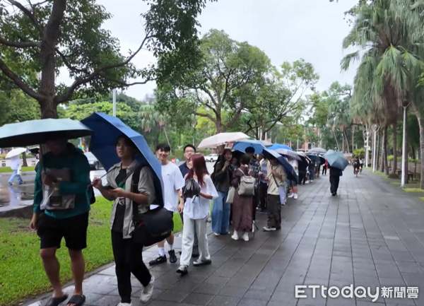 ▲▼台大電機系學長在校門口發雞排。（圖／攝影中心攝）