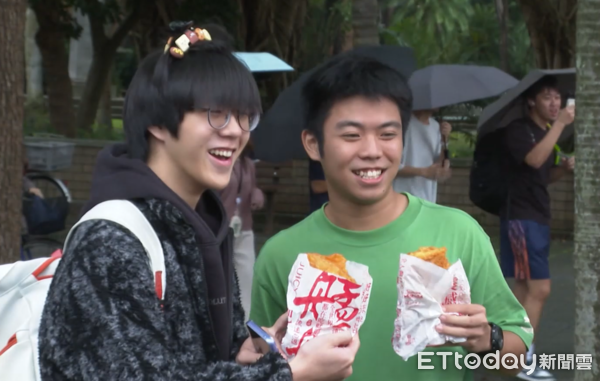 ▲▼台大電機系學長在校門口發雞排。（圖／攝影中心攝）