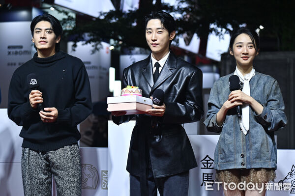 ▲▼宋柏緯(左)與李沐(右)送上蛋糕為振永(中)慶生，《那張照片裡的我們》金馬活動。（圖／記者李毓康攝）