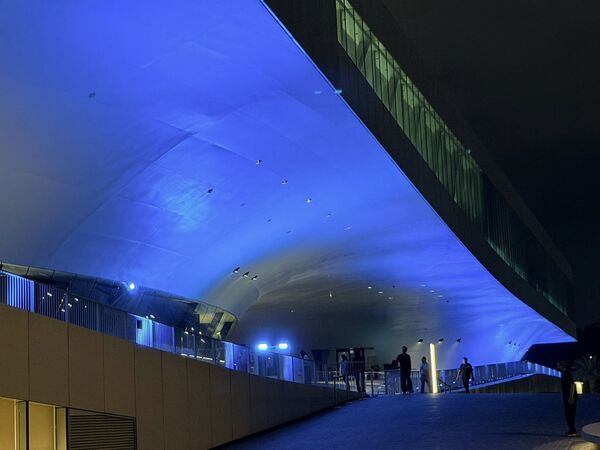 ▲▼TWICE將來台開唱，高雄地標建築點亮巡迴視覺藍。（圖／高雄美食走跳-刁嘴公主臉書專頁授權提供，請勿翻攝，以免侵權）