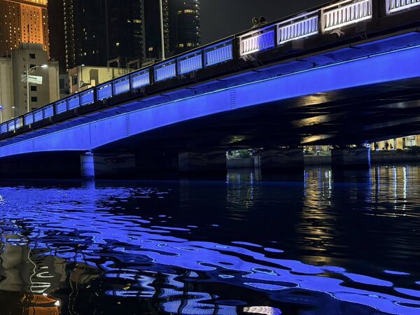 ▲▼TWICE將來台開唱，高雄地標建築點亮巡迴視覺藍。（圖／高雄美食走跳-刁嘴公主臉書專頁授權提供，請勿翻攝，以免侵權）