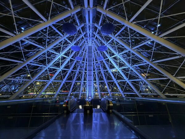 ▲▼TWICE將來台開唱，高雄地標建築點亮巡迴視覺藍。（圖／高雄美食走跳-刁嘴公主臉書專頁授權提供，請勿翻攝，以免侵權）