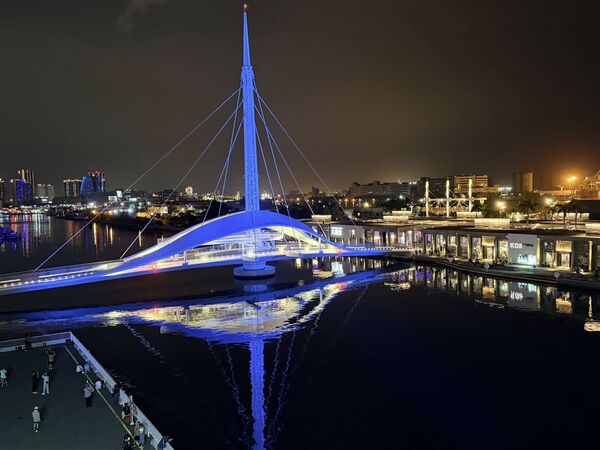 ▲▼TWICE將來台開唱，高雄地標建築點亮巡迴視覺藍。（圖／高雄美食走跳-刁嘴公主臉書專頁授權提供，請勿翻攝，以免侵權）