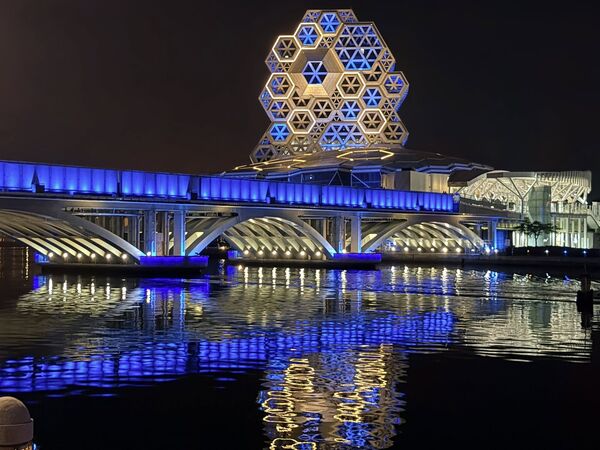 ▲▼TWICE將來台開唱，高雄地標建築點亮巡迴視覺藍。（圖／高雄美食走跳-刁嘴公主臉書專頁授權提供，請勿翻攝，以免侵權）