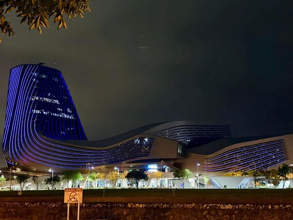 ▲▼TWICE將來台開唱，高雄地標建築點亮巡迴視覺藍。（圖／高雄美食走跳-刁嘴公主臉書專頁授權提供，請勿翻攝，以免侵權）