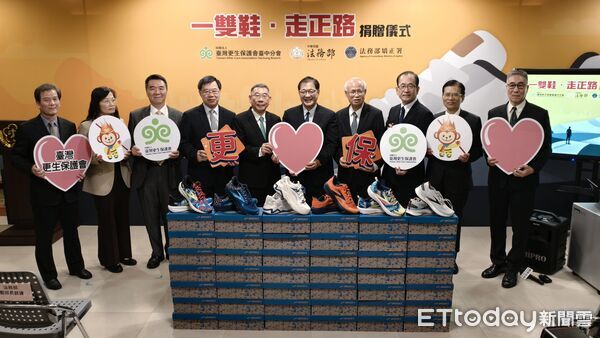 ▲▼台灣更生保護會台中分會主任廖學從（短髮戴眼鏡綠領帶）募集名牌全新運動鞋4000雙，捐贈矯正署將轉送近期出獄的弱勢受刑人，期許穿新鞋、走正路。（圖／記者黃哲民攝）