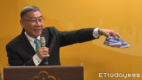 ▲▼台灣更生保護會台中分會主任廖學從（短髮戴眼鏡綠領帶）募集名牌全新運動鞋4000雙，捐贈矯正署將轉送近期出獄的弱勢受刑人，期許穿新鞋、走正路。（圖／記者黃哲民攝）