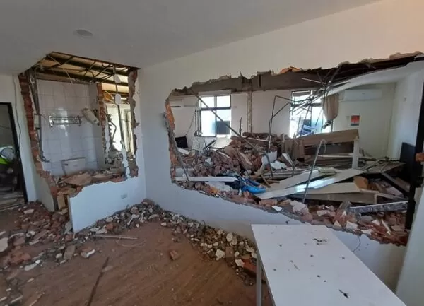 ▲▼頂加違建「套房出租牟利」！新北市府鐵腕拆除　今年已改善逾300件。（圖／新北市政府工務局）