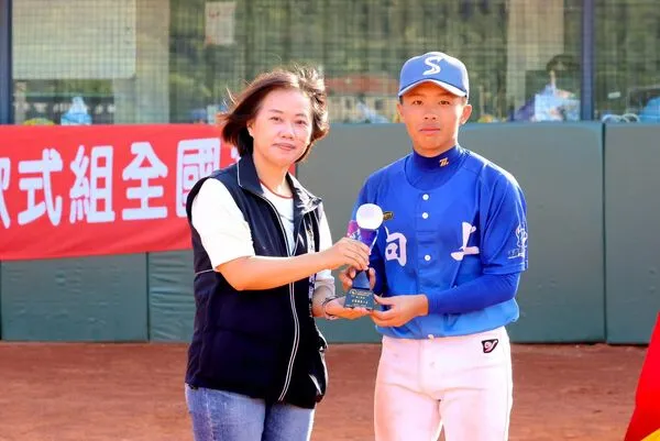 ▲▼台中市向上國中抱回國中軟式聯賽隊史首座冠軍，田沅羲投打貢獻拿MVP。（圖／學生棒聯提供）