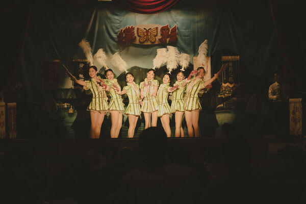 ▲9m88在電影《大濛》，由林美秀為「彩蝶歌舞團」編舞。（圖／華文創提供）