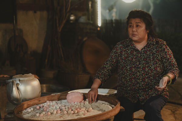 ▲9m88在電影《大濛》，由林美秀為「彩蝶歌舞團」編舞。（圖／華文創提供）