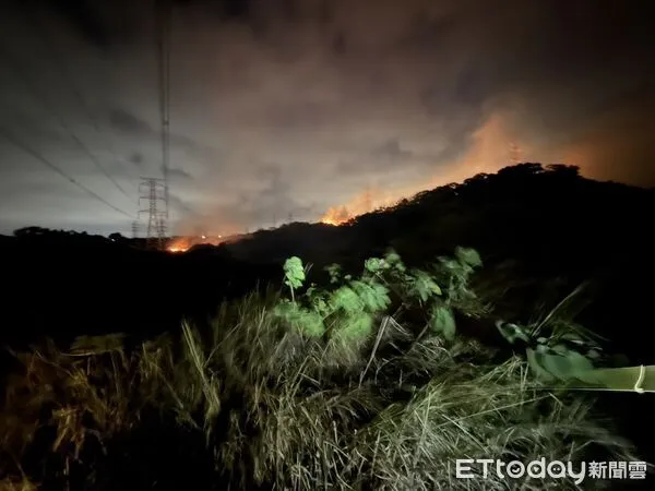 ▲國3龍井段山坡驚傳雜草火警。（圖／記者鄧木卿翻攝）
