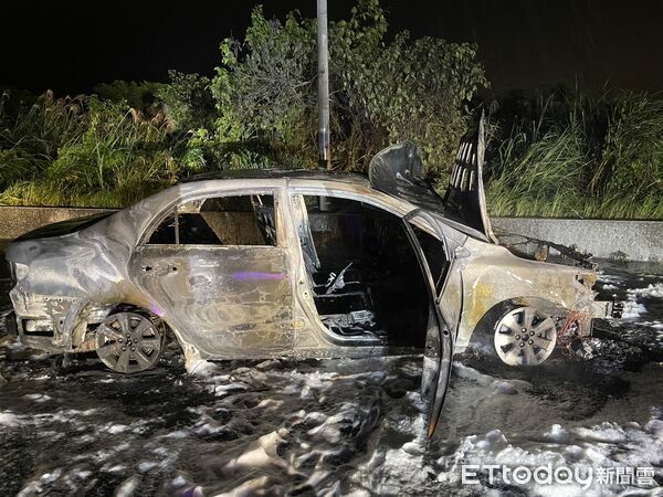 ▲瑞芳轉運站火燒車！31歲男驚險逃生遭火吻。（圖／記者郭世賢翻攝）