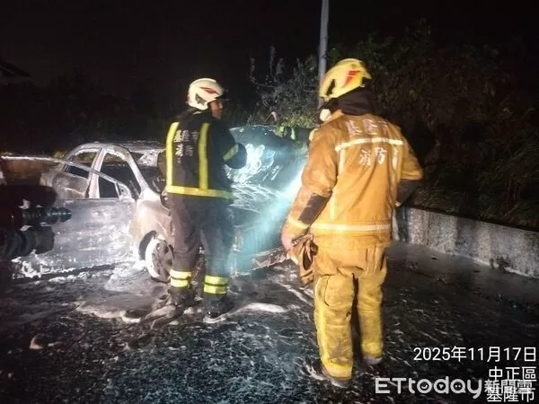 ▲瑞芳轉運站火燒車！31歲男驚險逃生遭火吻。（圖／記者郭世賢翻攝）