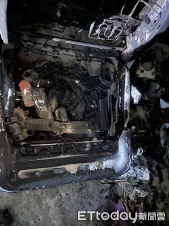 ▲瑞芳轉運站火燒車！31歲男驚險逃生遭火吻。（圖／記者郭世賢翻攝）