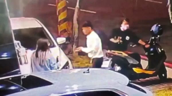 6月底王家姊妹急忙到當鋪，典當汽機車籌錢。（翻攝畫面）