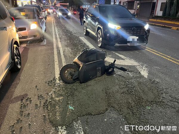 ▲駕駛疏失致載運的混凝土外洩路面，害騎士摔倒受傷送醫，警方漏夜查獲肇事禍首。（圖／記者楊永盛翻攝）
