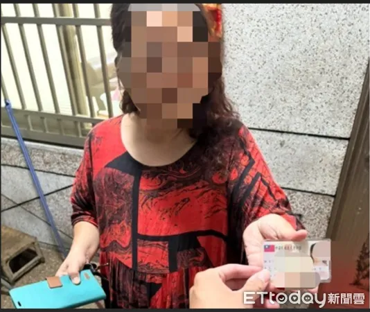 ▲內埔警方將證件歸還吳婦。（圖／記者陳崑福翻攝）