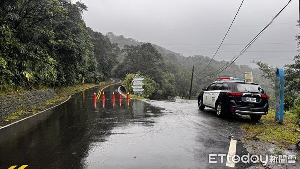 ▲▼             新北市雙溪區102線22.6公里處發生落石，雙向通行受阻。（圖／記者郭世賢翻攝，下同）