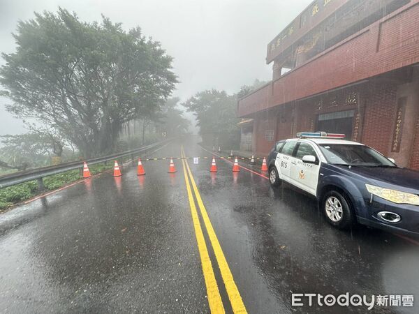 ▲▼             新北市雙溪區102線22.6公里處發生落石，雙向通行受阻。（圖／記者郭世賢翻攝，下同）