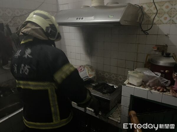 ▲崁頂消防分隊崁頂民宅滅火。（圖／記者陳崑福翻攝）