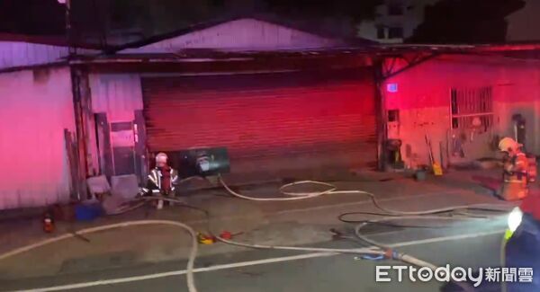 ▲台南南區一處汽修廠凌晨傳出火警，警消迅速到場搶救。（民眾提供）