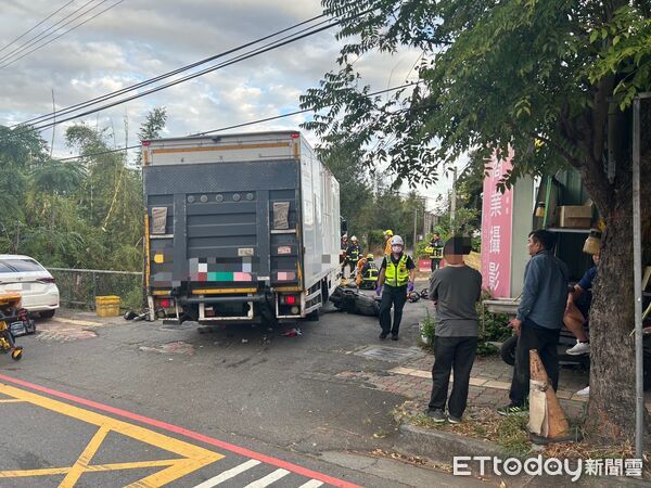 ▲▼台中凌晨機車雙載卡在車底，物流車疑因視線死角釀禍。（圖／民眾提供，下同）