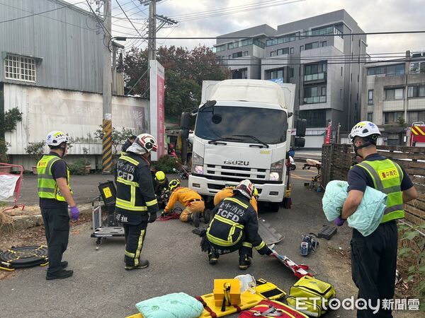 ▲▼台中凌晨機車雙載卡在車底，物流車疑因視線死角釀禍。（圖／民眾提供，下同）