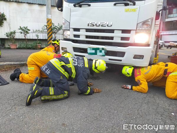 ▲▼台中凌晨機車雙載卡在車底，物流車疑因視線死角釀禍。（圖／民眾提供，下同）