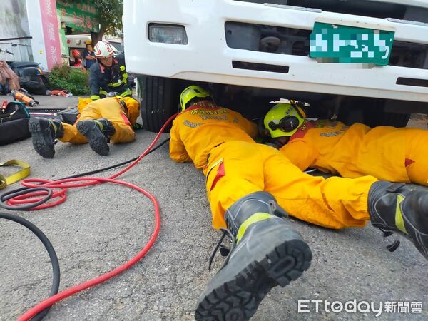 ▲▼台中凌晨機車雙載卡在車底，物流車疑因視線死角釀禍。（圖／民眾提供，下同）