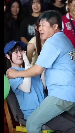 ▲籃籃玩遊戲時，胸部疑似遭到胡瓜碰觸。（圖／翻攝《綜藝大集合》）