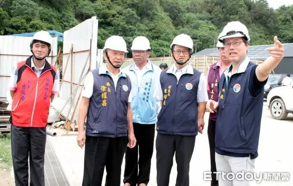 ▲苗栗縣「人人犬舍」業者涉嫌違法對犬隻剪聲帶、安置爭議延燒近1個月，縣長鍾東錦今天拔掉動防所長張俊義（右1）空位。（圖／翻攝苗栗縣政府官網，下同）