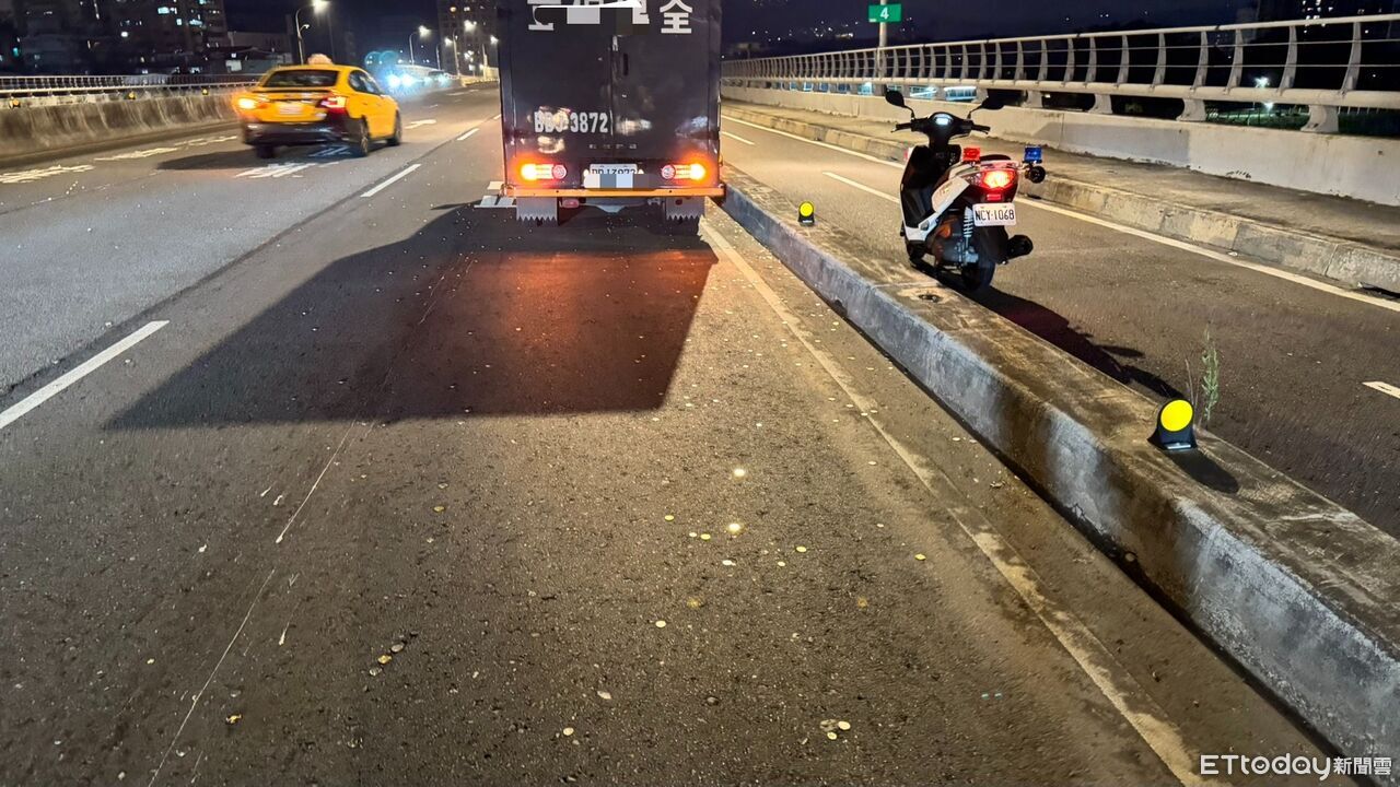 浮洲橋一片亮晶晶!運鈔車硬幣布包掉落 員警彎腰撿「撒幣」