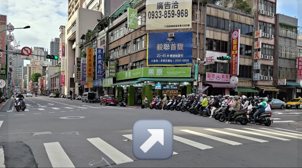 待轉區塞滿機車!日人驚呼「像牆壁」 網一看炸鍋:3/4騎士違規