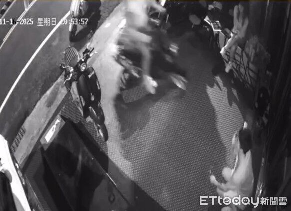 台南機車行遭「機車衝撞」!大門受損柴犬濺血 警拘1嫌到案
