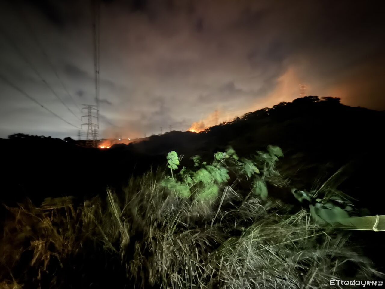 快訊/國3龍井段邊坡火警「火光照亮夜空」!消防急派7車12人搶救