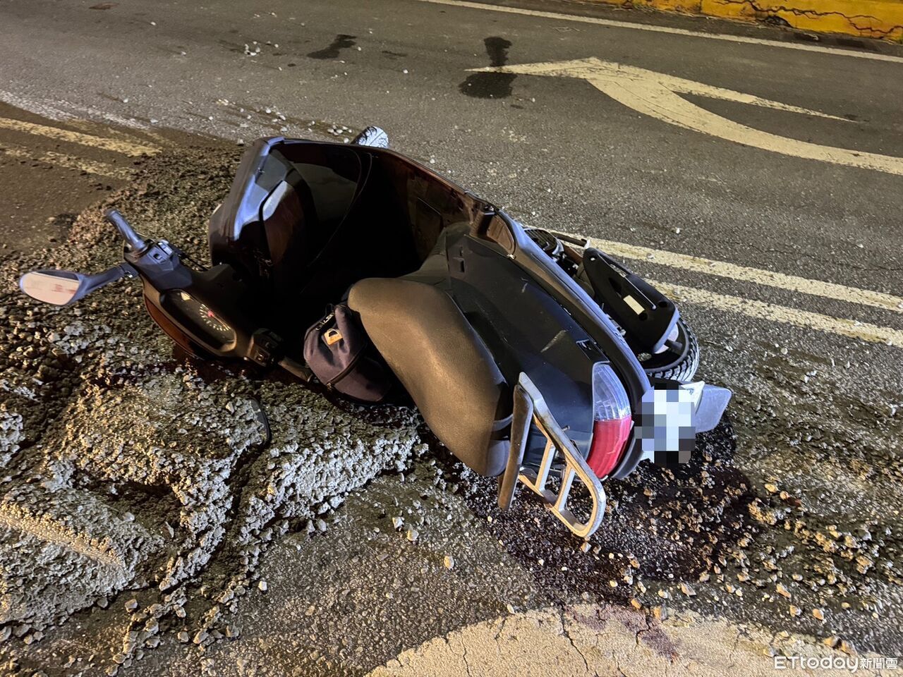 路中一坨「水泥炸彈」害騎士雷殘受傷　駕駛按錯開關慘了