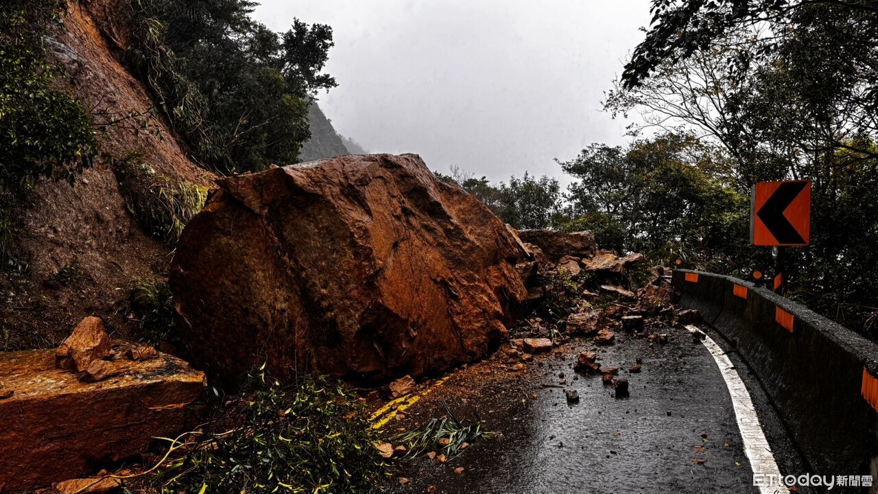 快訊/新北雙溪102線「天降恐怖巨石」! 雙向禁止通行