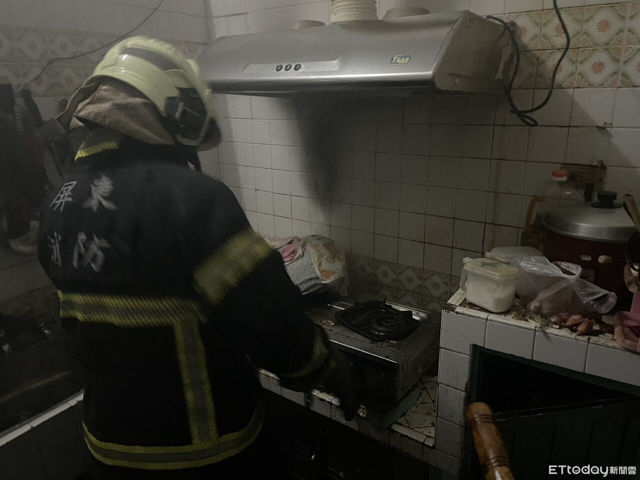 炸雞突發爐「整鍋燒起來」 屏東消防員鍋蓋+濕毛巾急撲滅