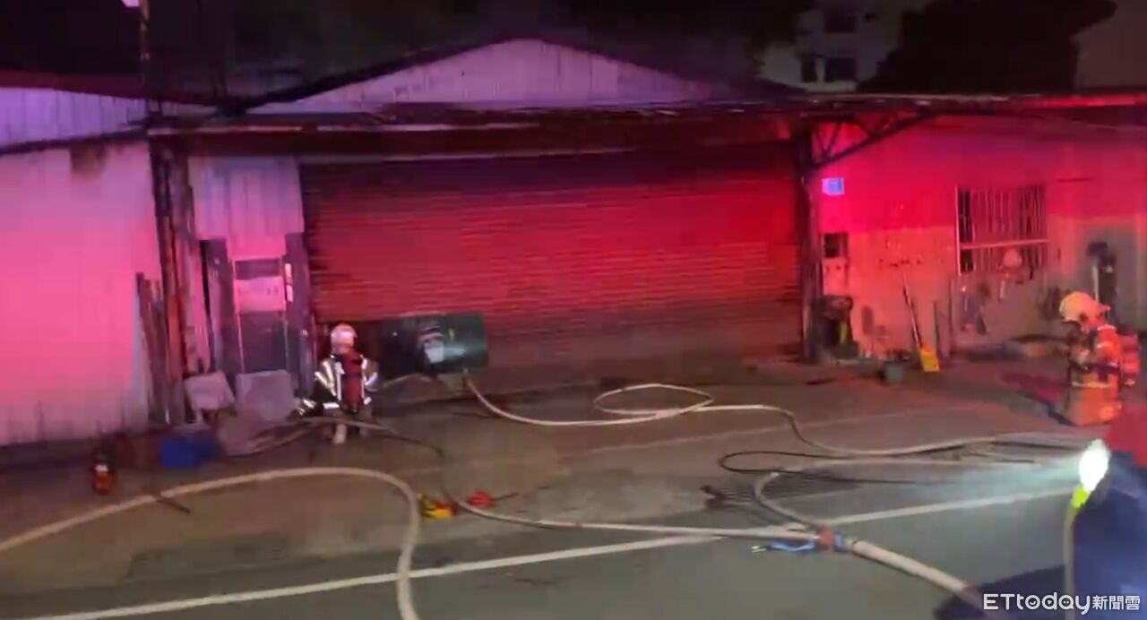台南南區汽修廠深夜起火!臭味煙霧狂竄 鄰居嚇壞急報警