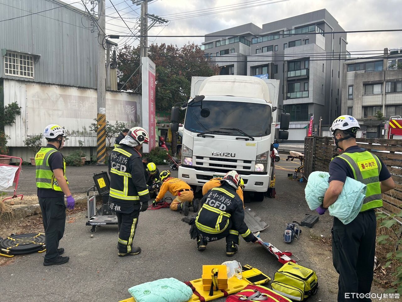 機車雙載同事1死1傷!騎士遭物流車爆頭亡 疑視線死角釀悲劇