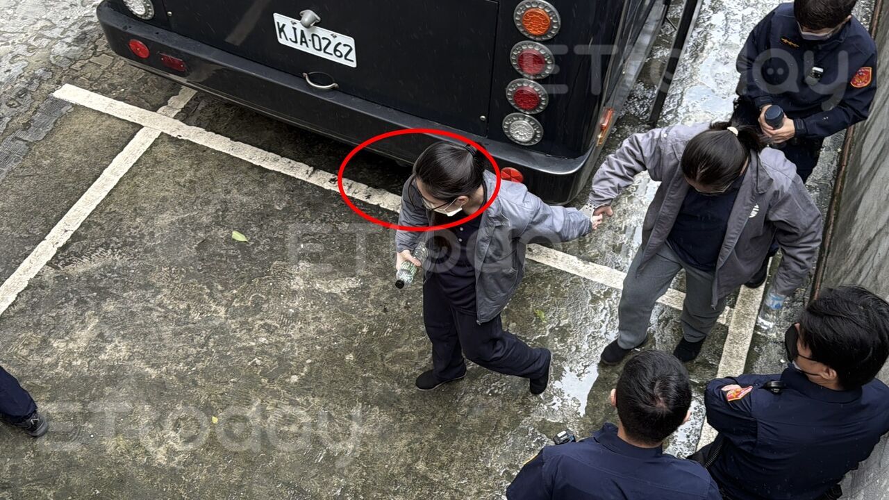 獨／名模「拖另案女被告」下囚車　吞上億善款交保卡關今定去留